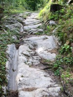  W centrum miasta Santicum, dzisiaj Villach, podróżni przeprawiali się przez Drawę, a następnie szli na południe drogą wykutą w skale, na odcinku ponad 1 kilometra. Na drodze w Warmbad, widoczne są koleiny, typowe dla górskich dróg celtyckich w Alpach Wschodnich.  