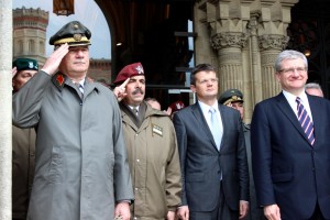 Delegację z Polski reprezentowali;  wiceminister Bogusław Winid, szef Inspektoratu Wsparcia Sił Zbrojnych generał broni Edward Jan Gruszka, ambasador RP w Austrii,  Artur Lorkowski, atacheé Wojskowy płk. Tomasz Cymek oraz dyrektor Muzeum Wojsk Lądowych w Bydgoszczy dr Mirosław Giętkowski.