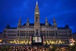 wiener-rathaus-mit-filmleinwand-an-der-fassade-und-sitzendes-publikum-davor-d2