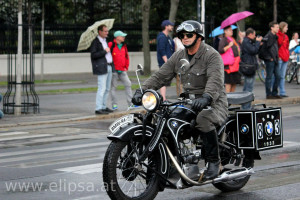 Andrzej Bartniak na swoim "rumaku" BMW-R4 z 1933 roku