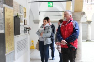 Członkowie Stowarzyszenia Rodzin Polskich Ofiar Obozów Koncentracyjnych składają hołd ofiarom w Hartheim.