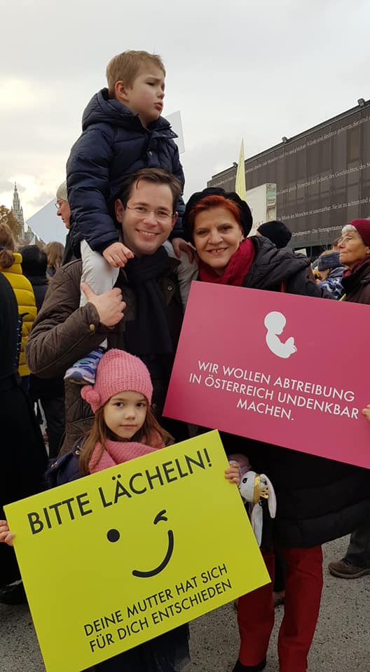 Pan Jan Ledóchowski pochodzi z rodziny, której członkowie służyli państwu i Kościołowi katolickiemu przez wiele pokoleń, zarówno w Austrii, jak i w Polsce. Praktykujący katolik, troskliwy mąż i ojciec trojga dzieci. /po prawej Pani Małgorzata Mikołajczyk, działaczka społeczna Polonii austriackiej/