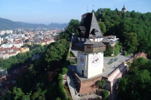 Graz –  Nazwa miasta wywodzi się od słoweńskiego wyrazu Gradec oznaczającego mały zamek.