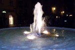 Klagenfurt nocą, fontanna na Alter Platz.