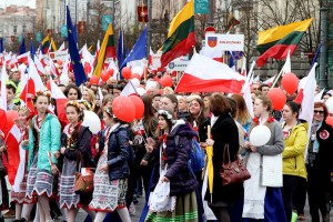 Tysiące Polaków na ulicach Wilna.